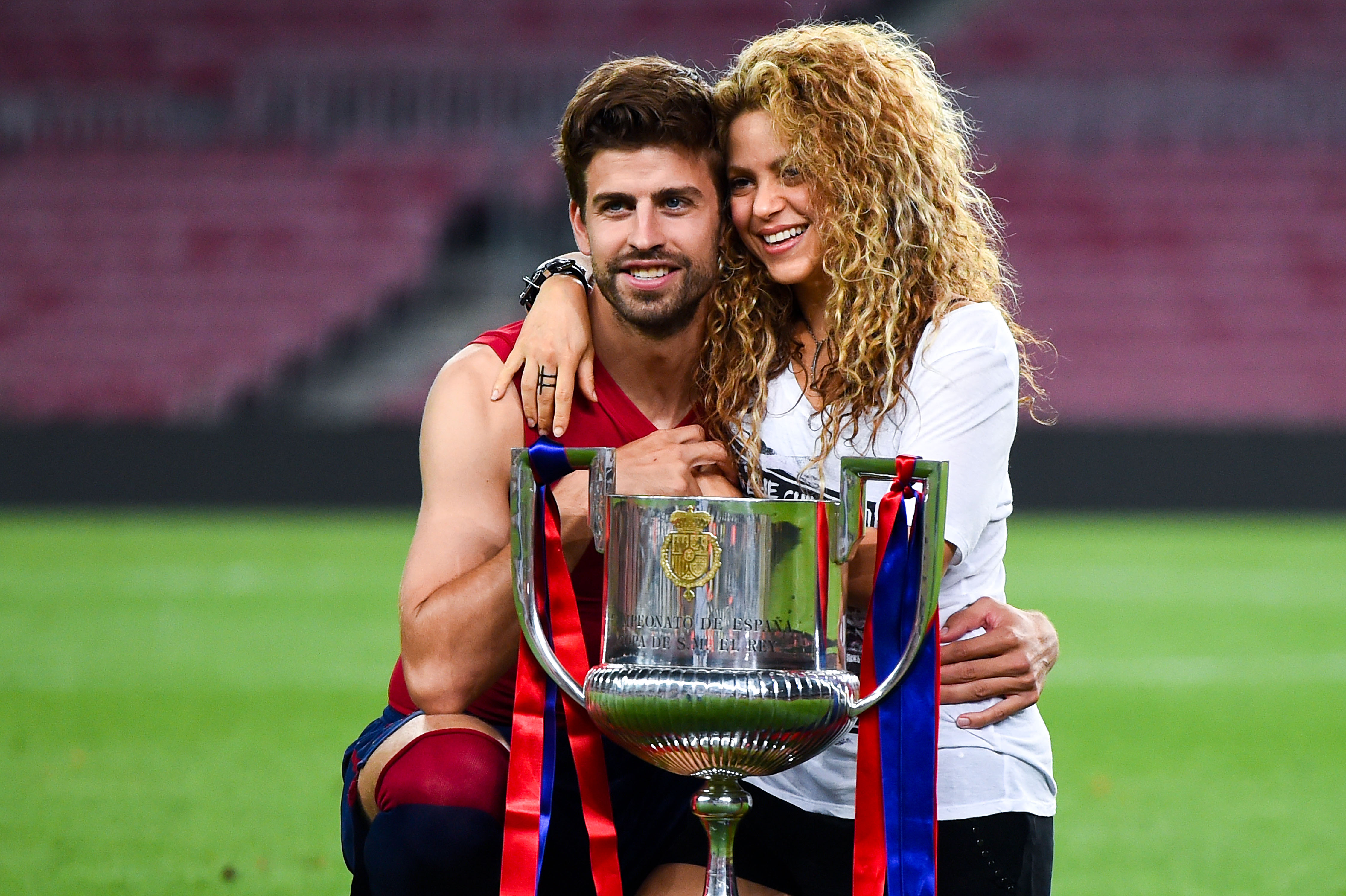 BARCELONA, SPAIN - MAY 30: Gerard Pique of FC Barcelona and Shakira pose with the trophy after FC Barcelona won the Copa del Rey Final match against Athletic Club at Camp Nou on May 30, 2015 in Barcelona, Spain. (Photo by David Ramos/Getty Images)