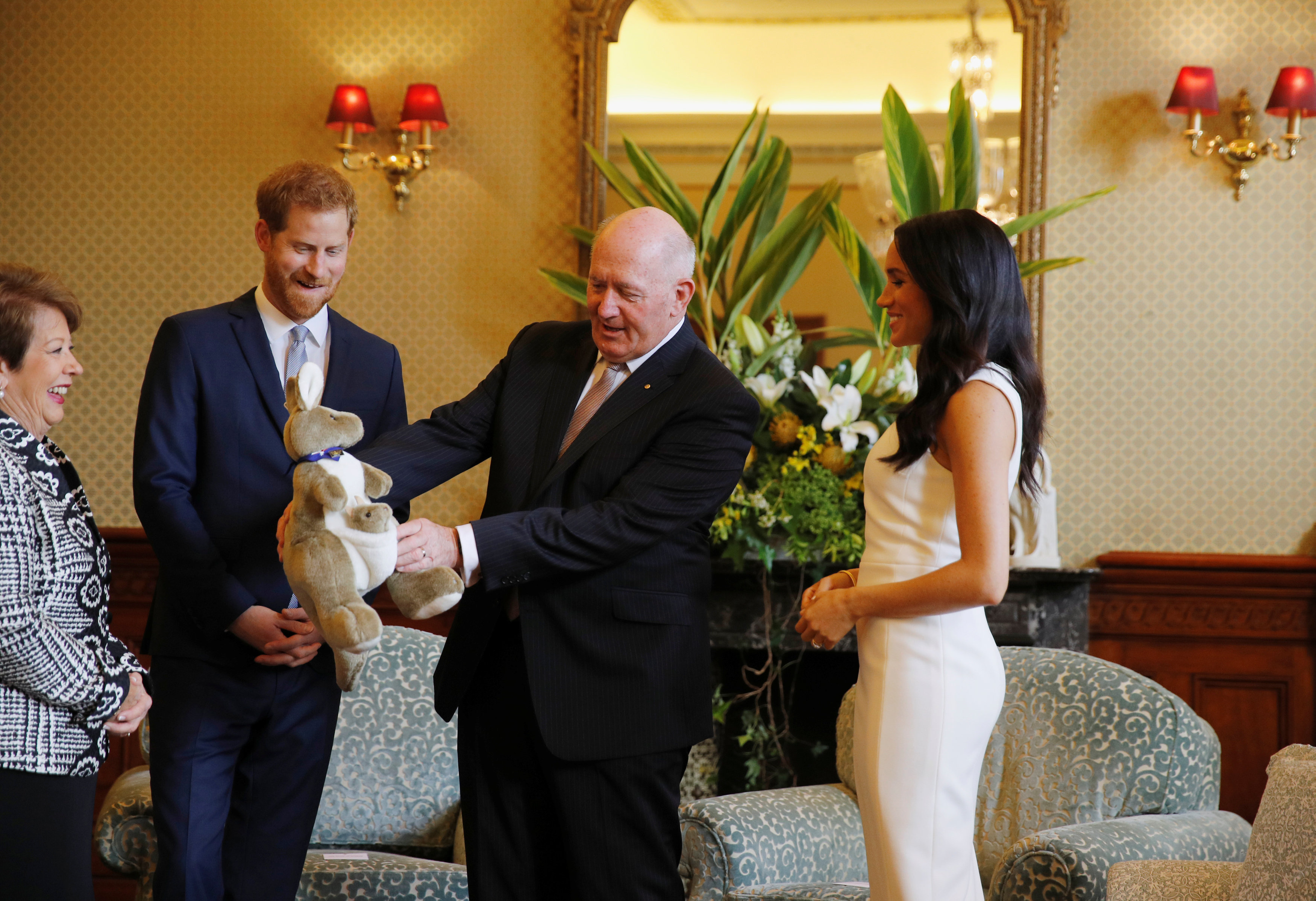 SYDNEY, AUSTRALIA - OCTOBER 16: Prince Harry, Duke of Sussex and Meghan, Duchess of Sussex look at a plush kangaroo with Australia's Governor General Peter Cosgrove and wife Lynne Cosgrove at Admiralty Housebush hats with Australia's Governor General Peter Cosgrove and his wife Lynne Cosgrove at Admiralty House on October 16, 2018 in Sydney, Australia. The Duke and Duchess of Sussex are on their official 16-day Autumn tour visiting cities in Australia, Fiji, Tonga and New Zealand. (Photo by Phil Noble - Pool/Getty Images)