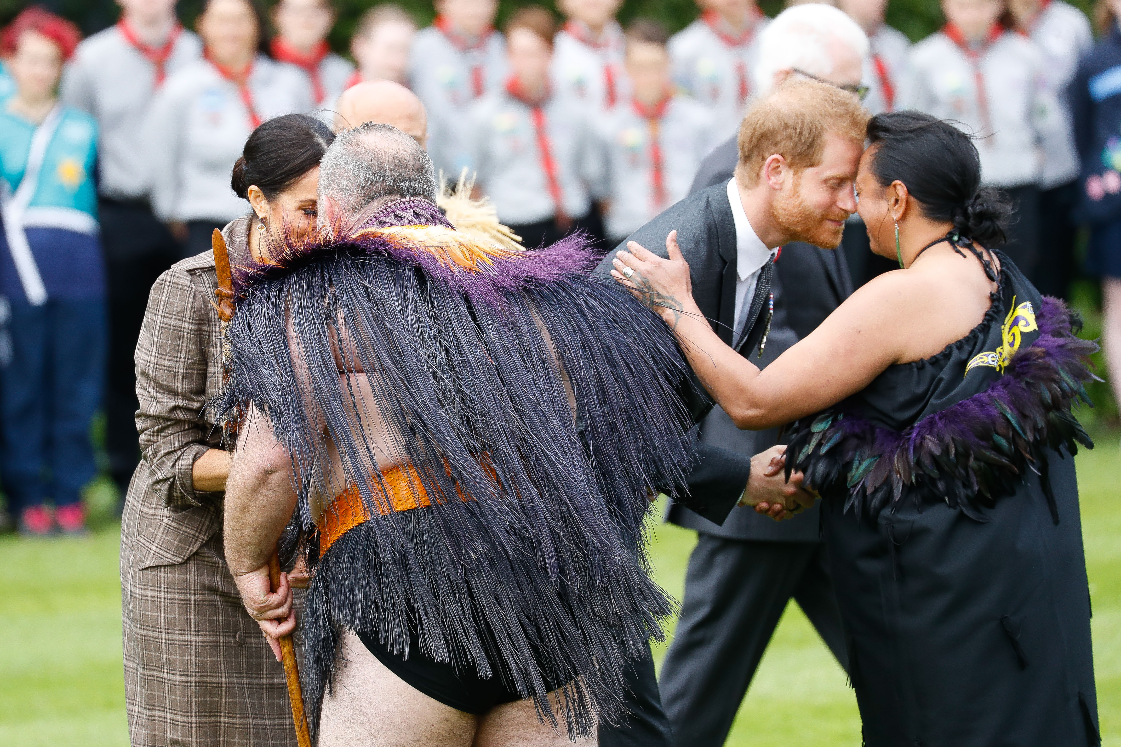 WELLINGTON, NEW ZEALAND - OCTOBER 28: Prince Harry, Duke of Sussex and Meghan, Duchess of Sussex greeting the performers with a traditional Hongi greeting at the Gorvernment House for the official arrival on October 28, 2018 in Wellington, New Zealand. The Duke and Duchess of Sussex are on their official 16-day Autumn tour visiting cities in Australia, Fiji, Tonga and New Zealand. (Photo by Chris Jackson/Getty Images)