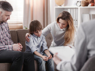 тъжни родители дете осиновяване терапия